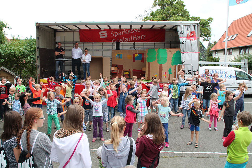 Eindrucksvoll: Jerstedter feiern ihre Grundschule